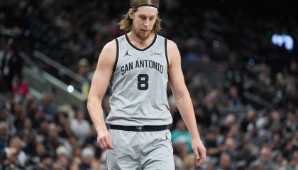 解说：马刺的中锋问题需解决 奥利尼克今天的挡拆被对手彻底无视