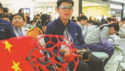 无人机足球“技耀冰城”|黑龙江日报|足球联赛|选手|科技|赛场_新浪体育_新浪新闻